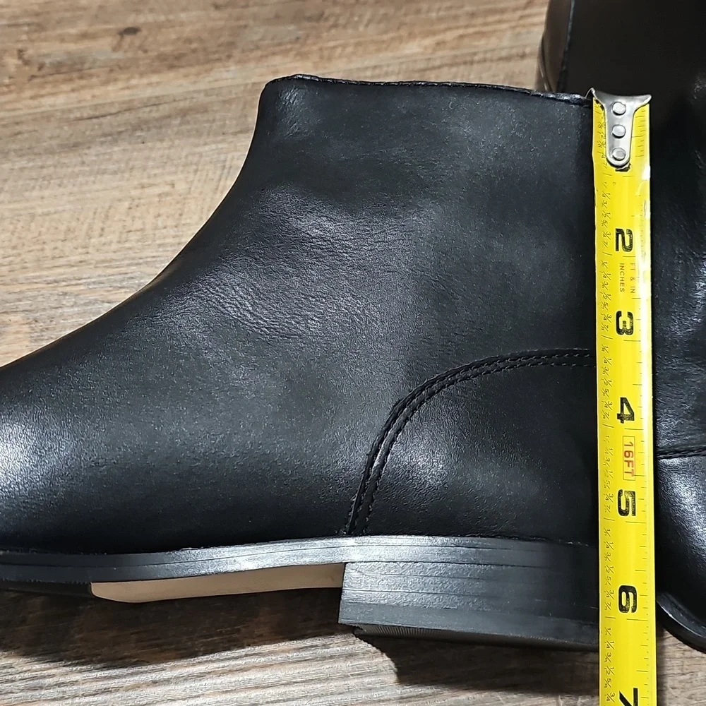 Ann Taylor Black Zippered Ankle Boots Size 8